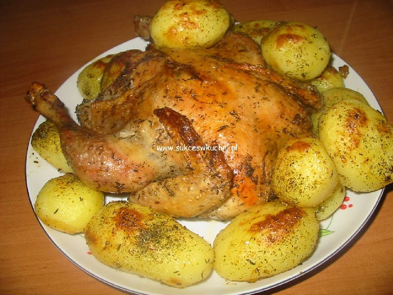 Pieczony kurczak w całości z ziemniakami